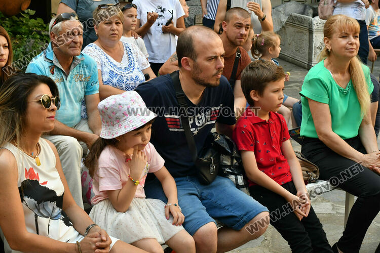  Конкурсът „Талантите на Хасково„ събра в двора на музея млади певци и музиканти