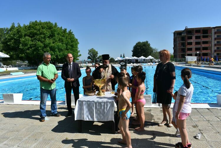 Градският плувен комплекс в Асеновград вече е отворен официално 