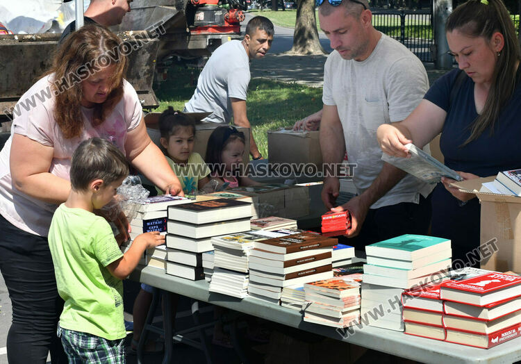 Раздават книги срещу пластмасови капачки