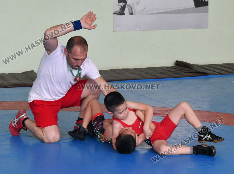 Започна турнирът по борба за деца за Купа „Хасково“