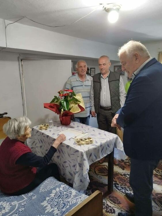 Столетничка от Широка лъка получи поздравления и подаръци от кмета Мелемов