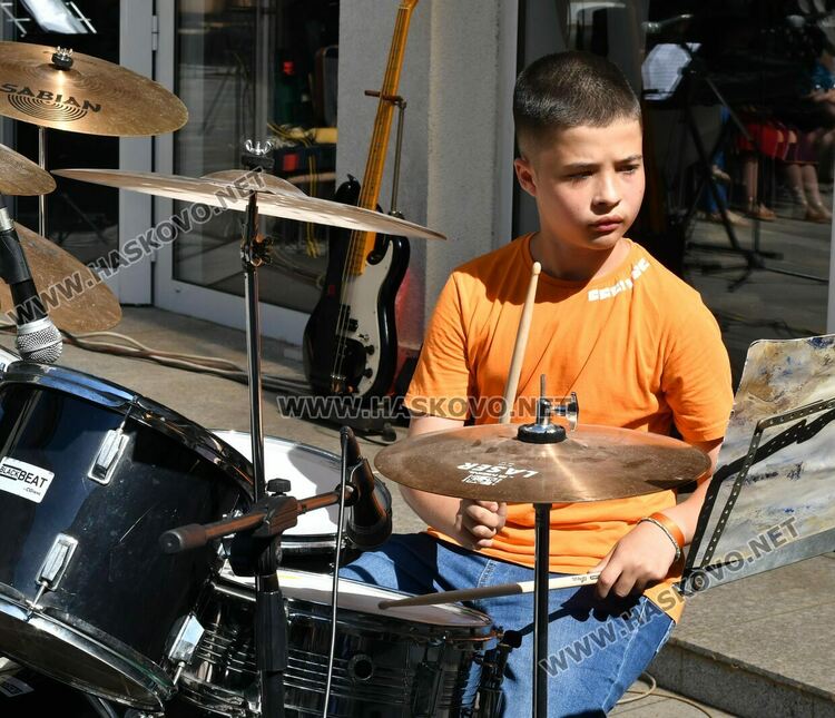  Конкурсът „Талантите на Хасково„ събра в двора на музея млади певци и музиканти