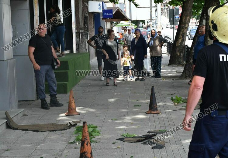 Обезопасиха сграда около автогарата заради падащи парчета от покрива й