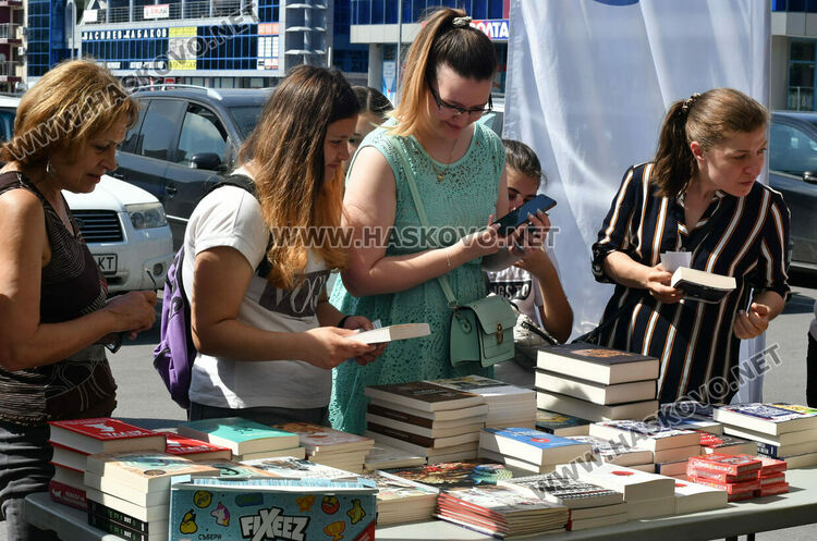 Раздават книги срещу пластмасови капачки