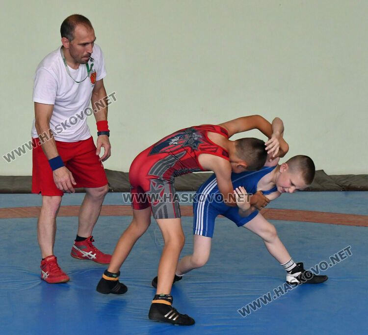 Започна турнирът по борба за деца за Купа „Хасково“