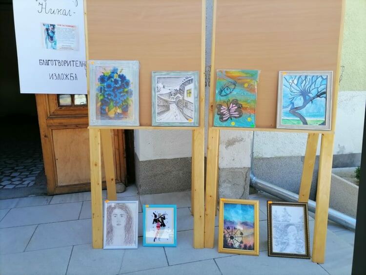 855 лева събра благотворителна изложба-базар за малката Никол в Девин