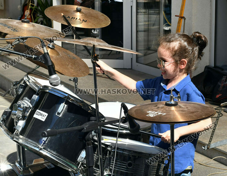  Конкурсът „Талантите на Хасково„ събра в двора на музея млади певци и музиканти