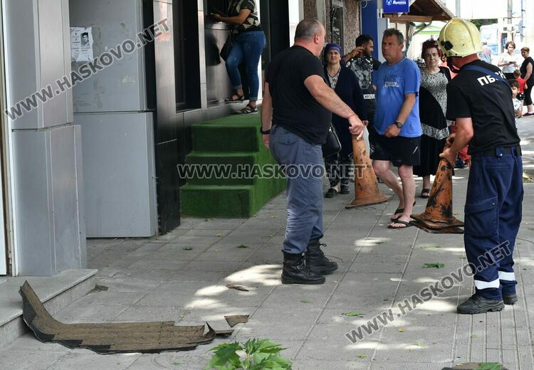 Обезопасиха сграда около автогарата заради падащи парчета от покрива й