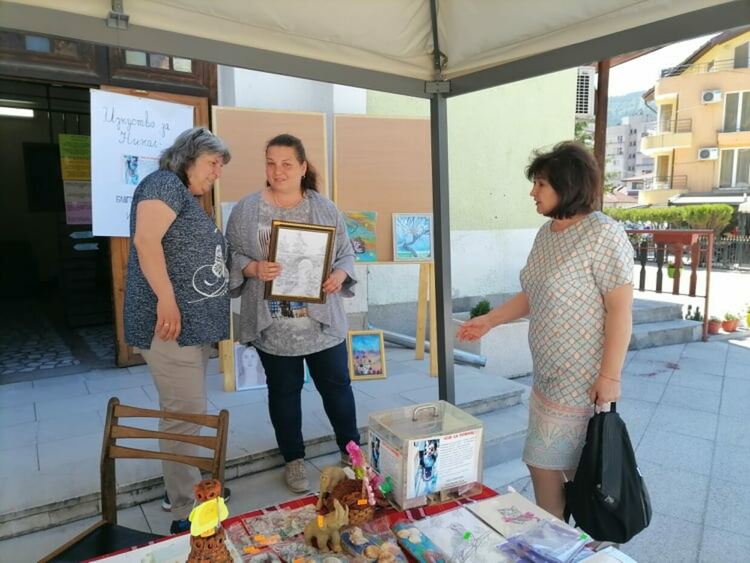 855 лева събра благотворителна изложба-базар за малката Никол в Девин