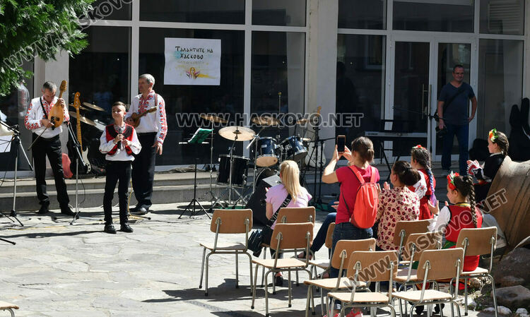  Конкурсът „Талантите на Хасково„ събра в двора на музея млади певци и музиканти