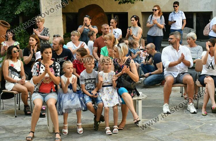  Конкурсът „Талантите на Хасково„ събра в двора на музея млади певци и музиканти