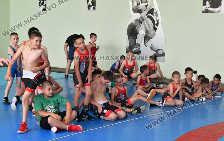 Започна турнирът по борба за деца за Купа „Хасково“
