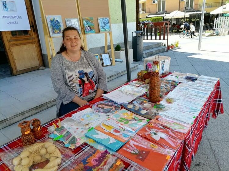 855 лева събра благотворителна изложба-базар за малката Никол в Девин