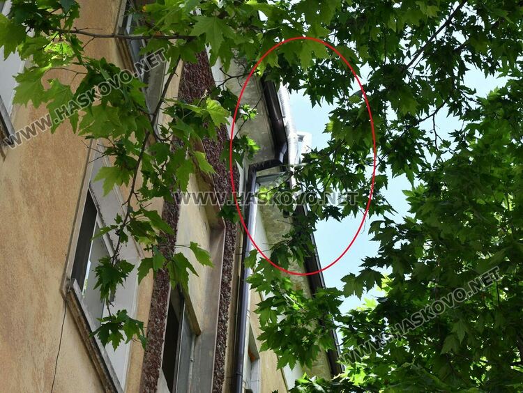 Обезопасиха сграда около автогарата заради падащи парчета от покрива й