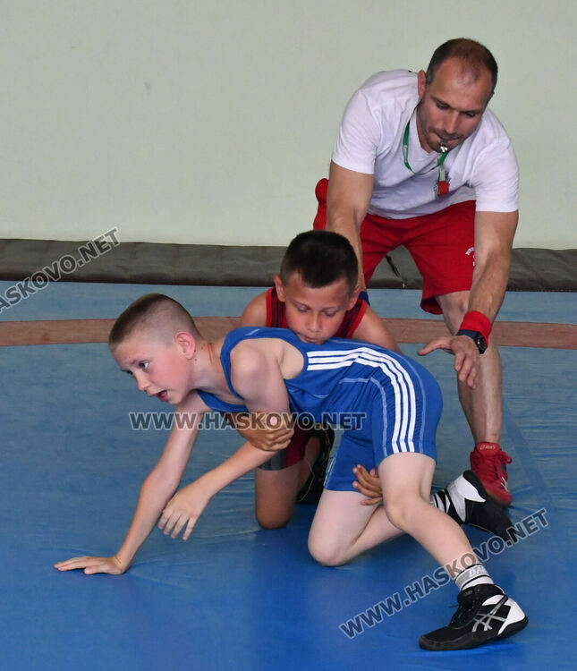 Започна турнирът по борба за деца за Купа „Хасково“