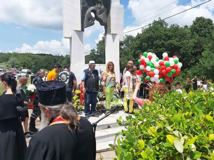 Тракийци от Кърджали се поклониха пред паметта на избитите деца на Илиева нива