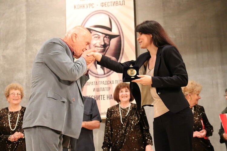 Започва  конкурсът за старата градска песен „С песните на Ари”