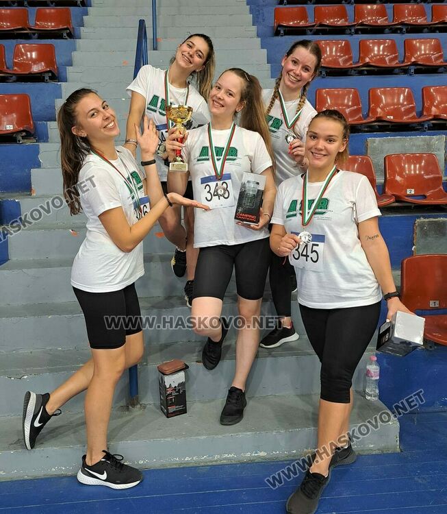  „Виолена“ на почетната стълбица на Държавното отборно по аеробика със сребърната купа