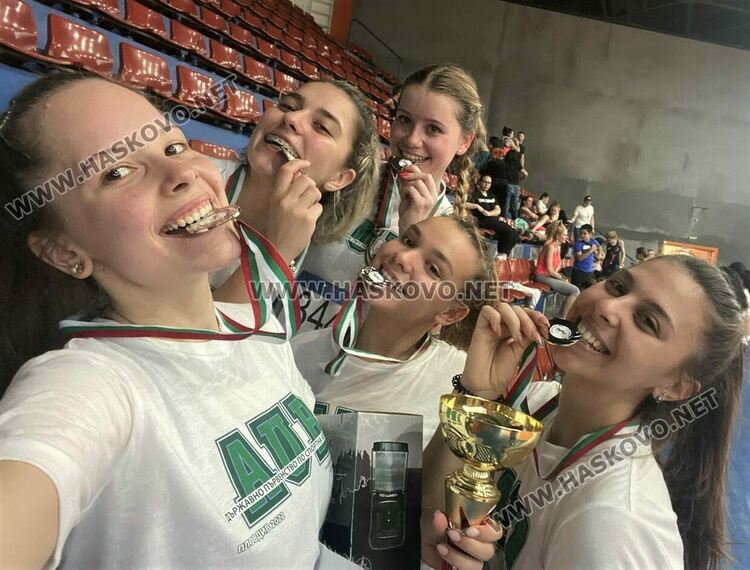  „Виолена“ на почетната стълбица на Държавното отборно по аеробика със сребърната купа