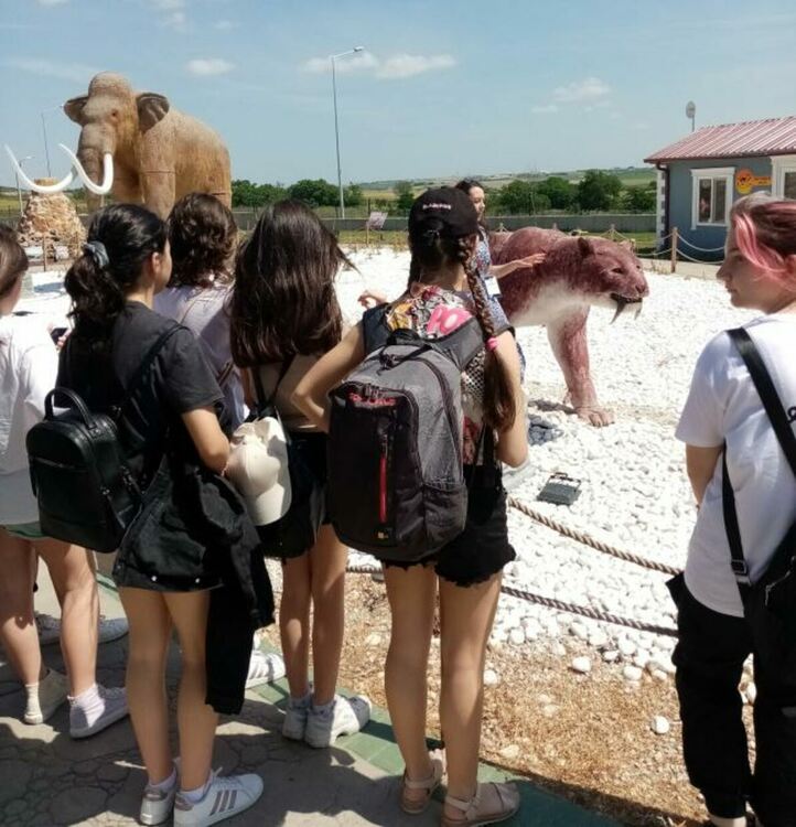 Кметът Хасан Азис осигури екскурзия на 40 деца до Одрин