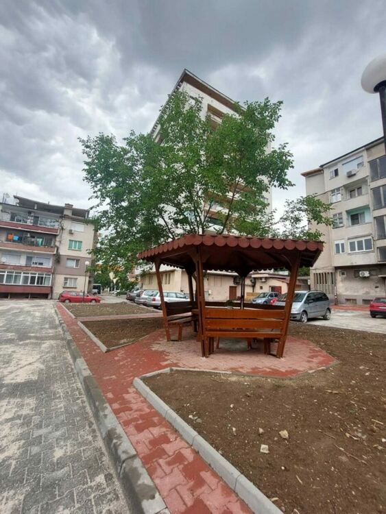 Зеленина и нови паркоместа в реновирано междублоково пространство в Асеновград 