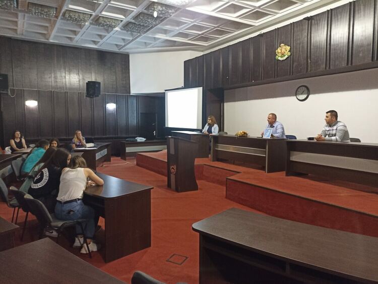 Златаровци проведоха открит урок в Пленарна зала на общината