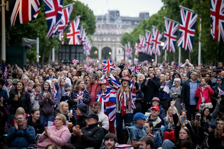 Публиката на платиненото парти в The Mall за платинения юбилей на британската кралица Елизабет II в Лондон, Великобритания, 4 юни 2022 г. Кралица Елизабет II отбелязва 70-ата годишнина от възкачването й на трона на 6 февруари 1952 г. EPA/TOLGA AKMEN