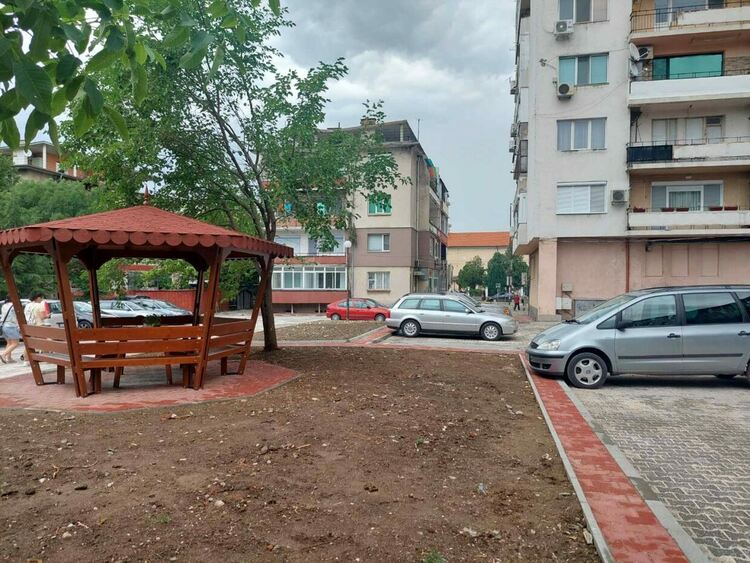 Зеленина и нови паркоместа в реновирано междублоково пространство в Асеновград 