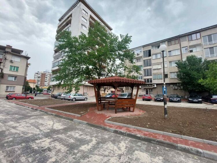 Зеленина и нови паркоместа в реновирано междублоково пространство в Асеновград 
