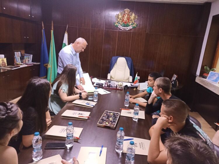 Златаровци проведоха открит урок в Пленарна зала на общината