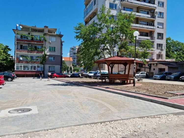 Зеленина и нови паркоместа в реновирано междублоково пространство в Асеновград 