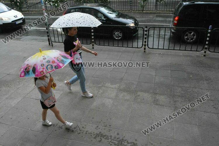 Облачно с дъжд и гръмотевици в понеделник
