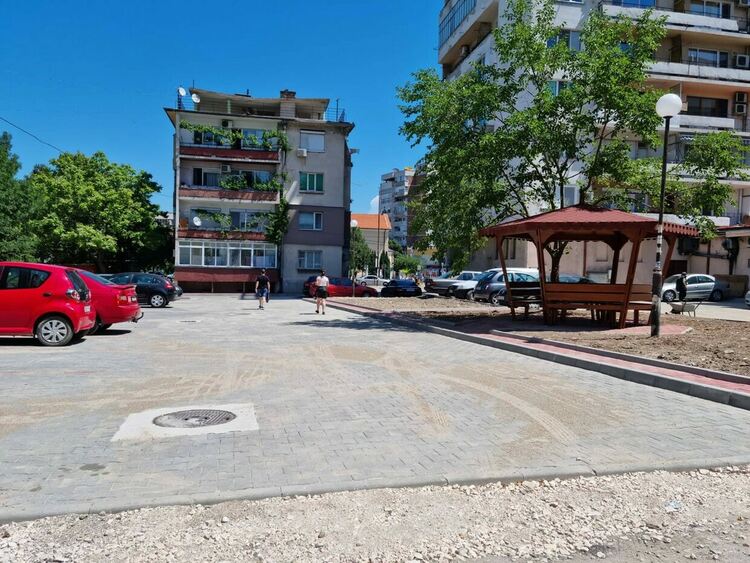 Зеленина и нови паркоместа в реновирано междублоково пространство в Асеновград 