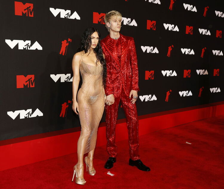 Американската актриса Меган Фокс (вляво) и американският рапър Machine Gun Kelly (вдясно) пристигат на червения килим за видео музикалните награди на MTV в Barclays Center в Бруклин, Ню Йорк, САЩ, 12 септември 2021 г. EPA/JASON SZENES ALTERNATE CROP