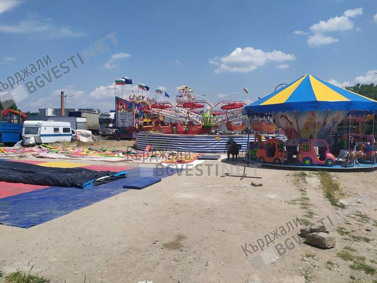 Луна парк радва децата на Кърджали, набира все повече посетители