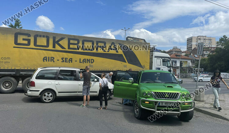 Фолксваген се блъсна в Мицубиши до Зеленчуковия пазар