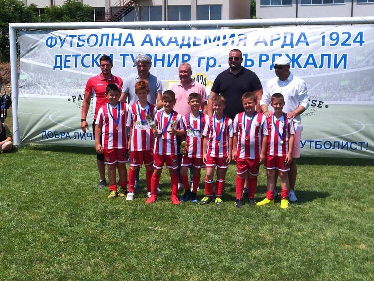 Младите футболисти на Хасково спечелиха купа от турнир в Пловдив