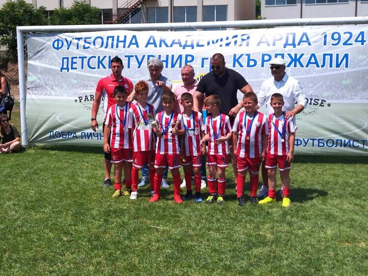 Младите футболисти на Хасково спечелиха купа от турнир в Пловдив