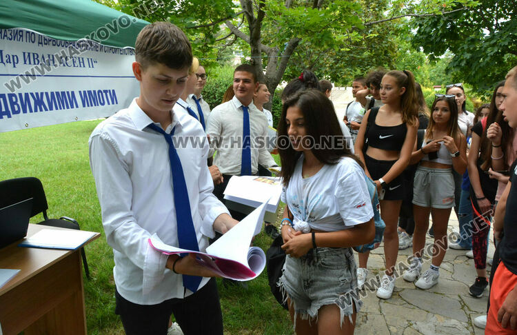 Атрактивни специалности в Царската гимназия представиха на седмокласниците настоящите ученици