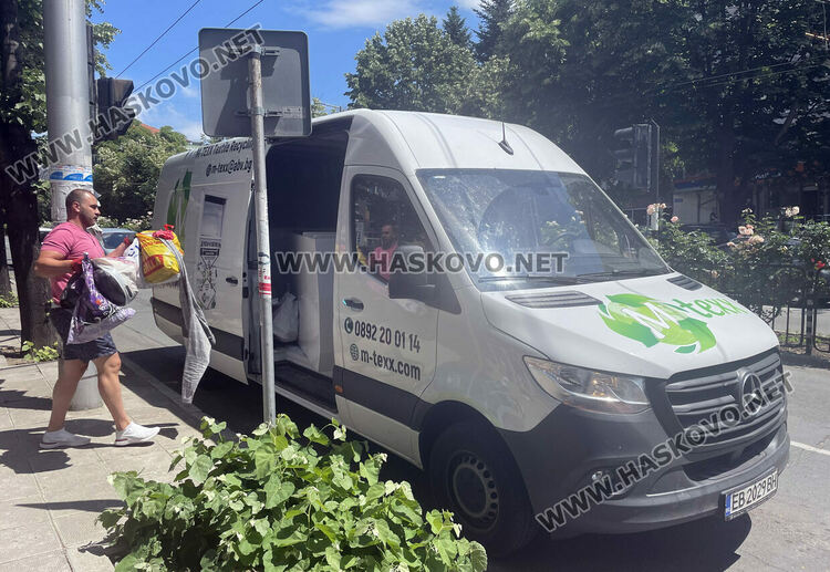 Хасковлии напълниха контейнерите за дрехи и обувки
