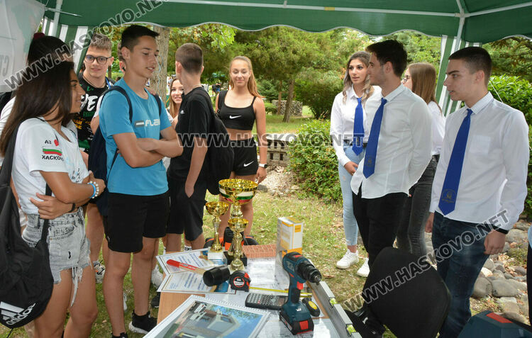 Атрактивни специалности в Царската гимназия представиха на седмокласниците настоящите ученици