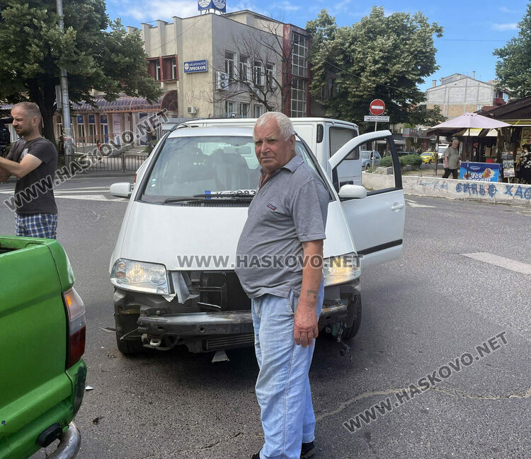 Фолксваген се блъсна в Мицубиши до Зеленчуковия пазар