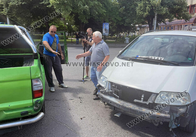Фолксваген се блъсна в Мицубиши до Зеленчуковия пазар