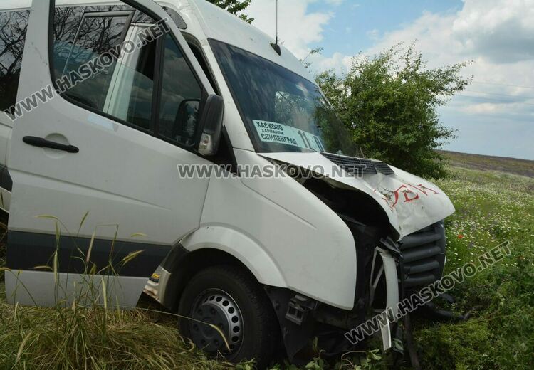 Шофьор на автобус почина зад волана, петима са ранени