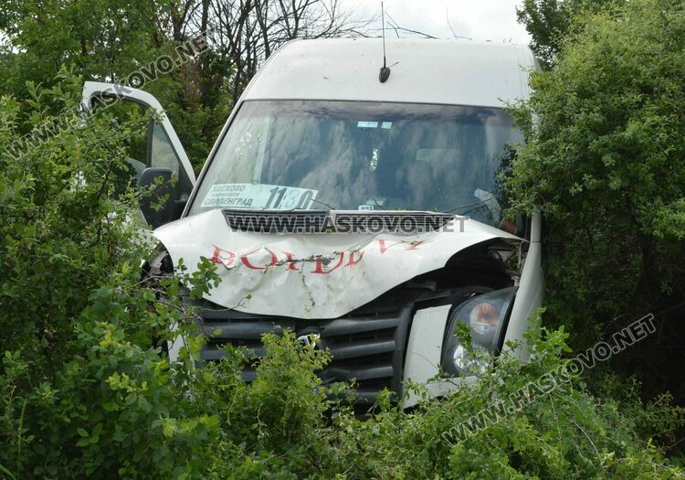 Шофьор на автобус почина зад волана, петима са ранени