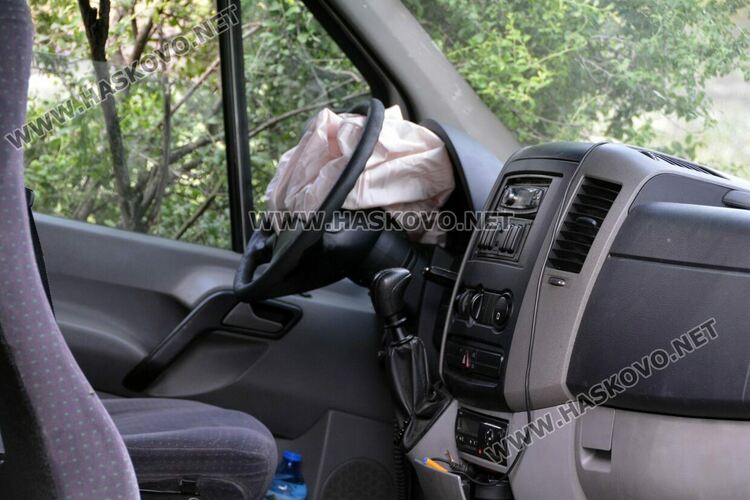 Шофьор на автобус почина зад волана, петима са ранени