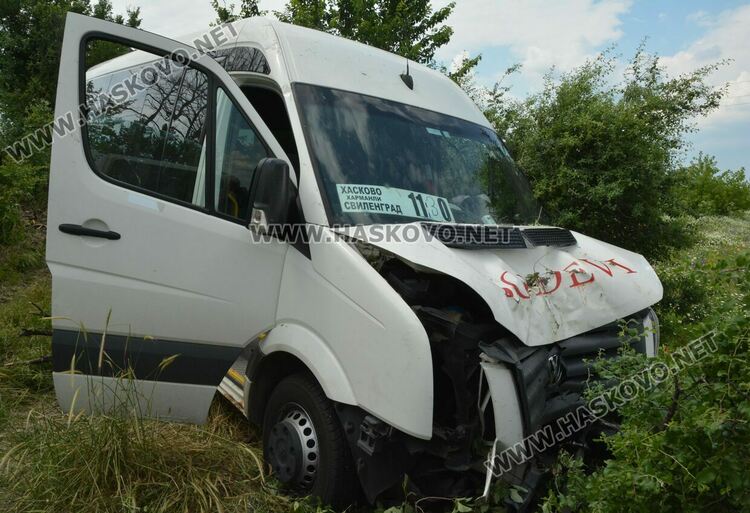 Шофьор на автобус почина зад волана, петима са ранени