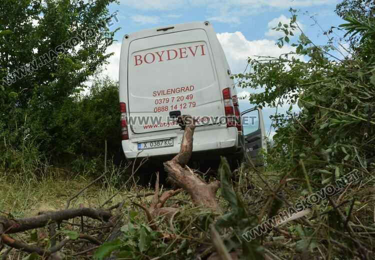 Шофьор на автобус почина зад волана, петима са ранени