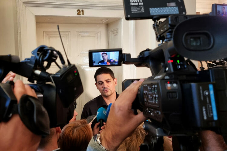 Министърът на младежта и спорта Радостин Василев ще депозира оставката си утре сутринта