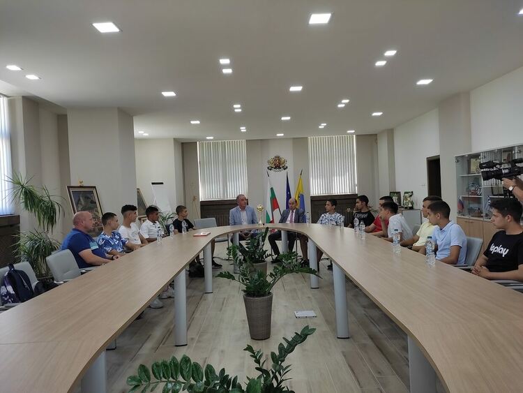  ФК "Асеновец 2005" подари купата си на кмета на Асеновград